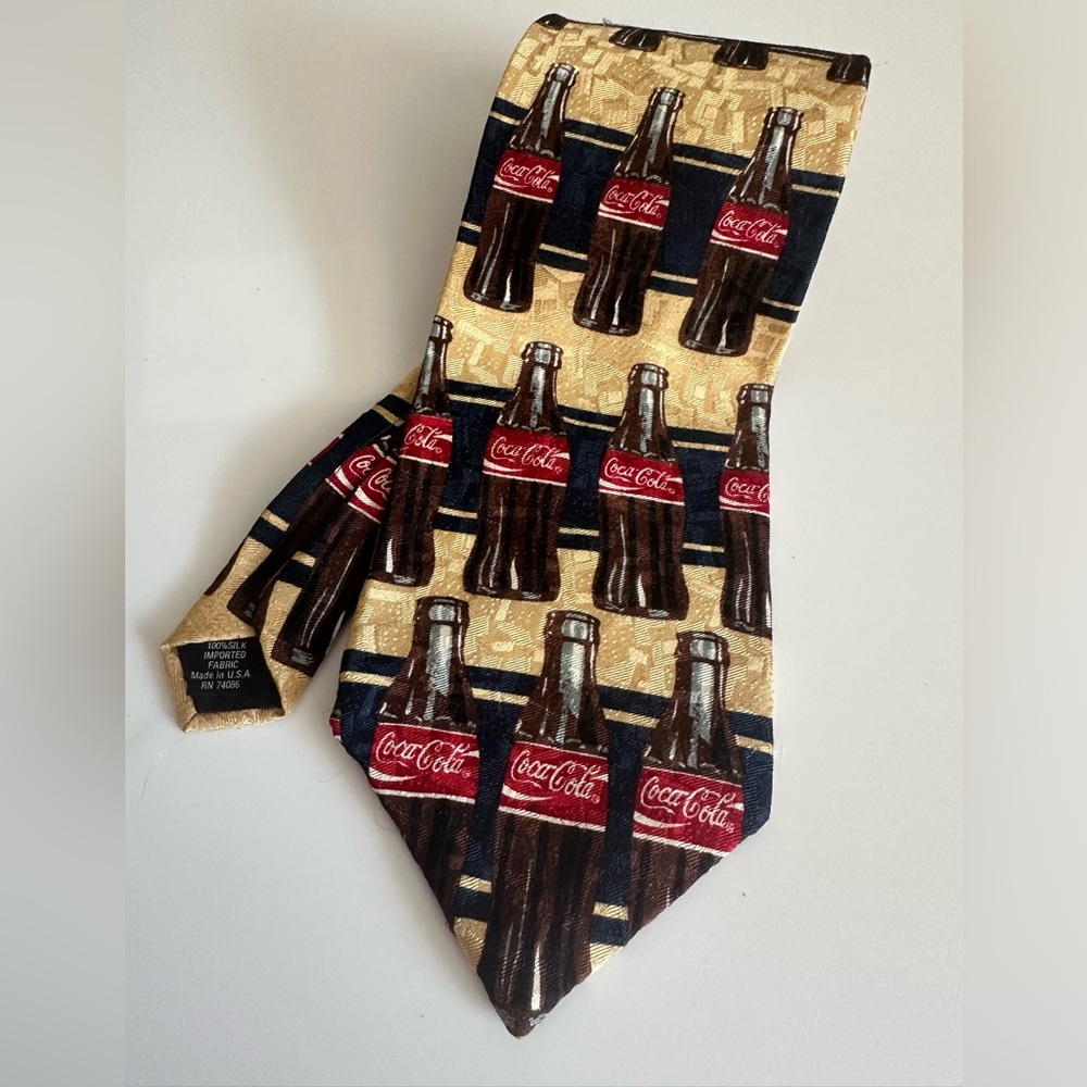 Vintage Coca Cola 100% silk tie. ❣️